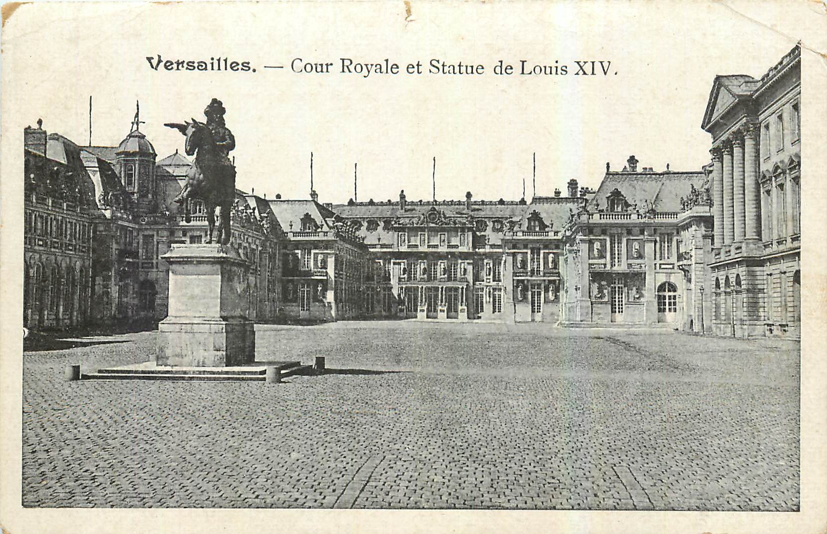 CPA Versailles Cour Royale et Statue de Louis XIV 