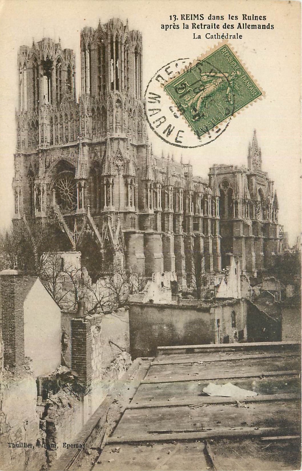 CPA Reims dans les Ruines apres la Retraile des Allemands La Cathedrale