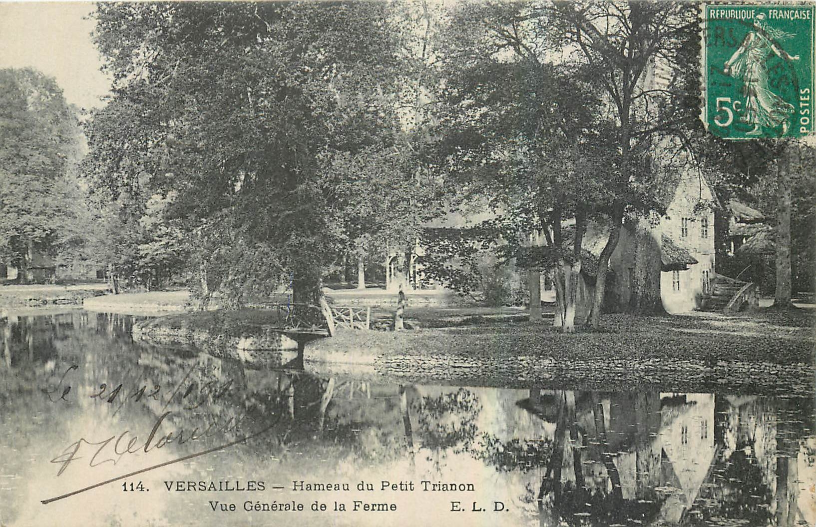 CPA Versailles Hameau du Petit Trianon Vue generale de la Ferme