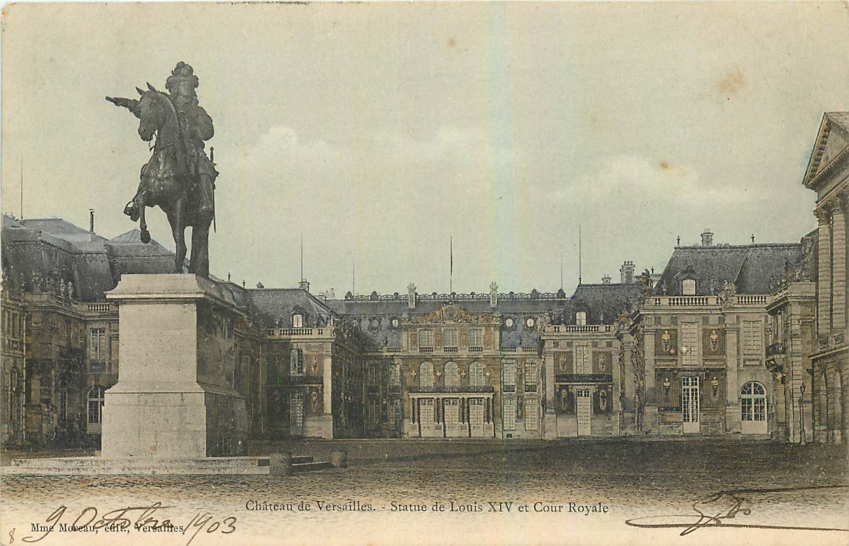 CPA Chateau de Versailles Statue de Louis XIC et Cour Royale 