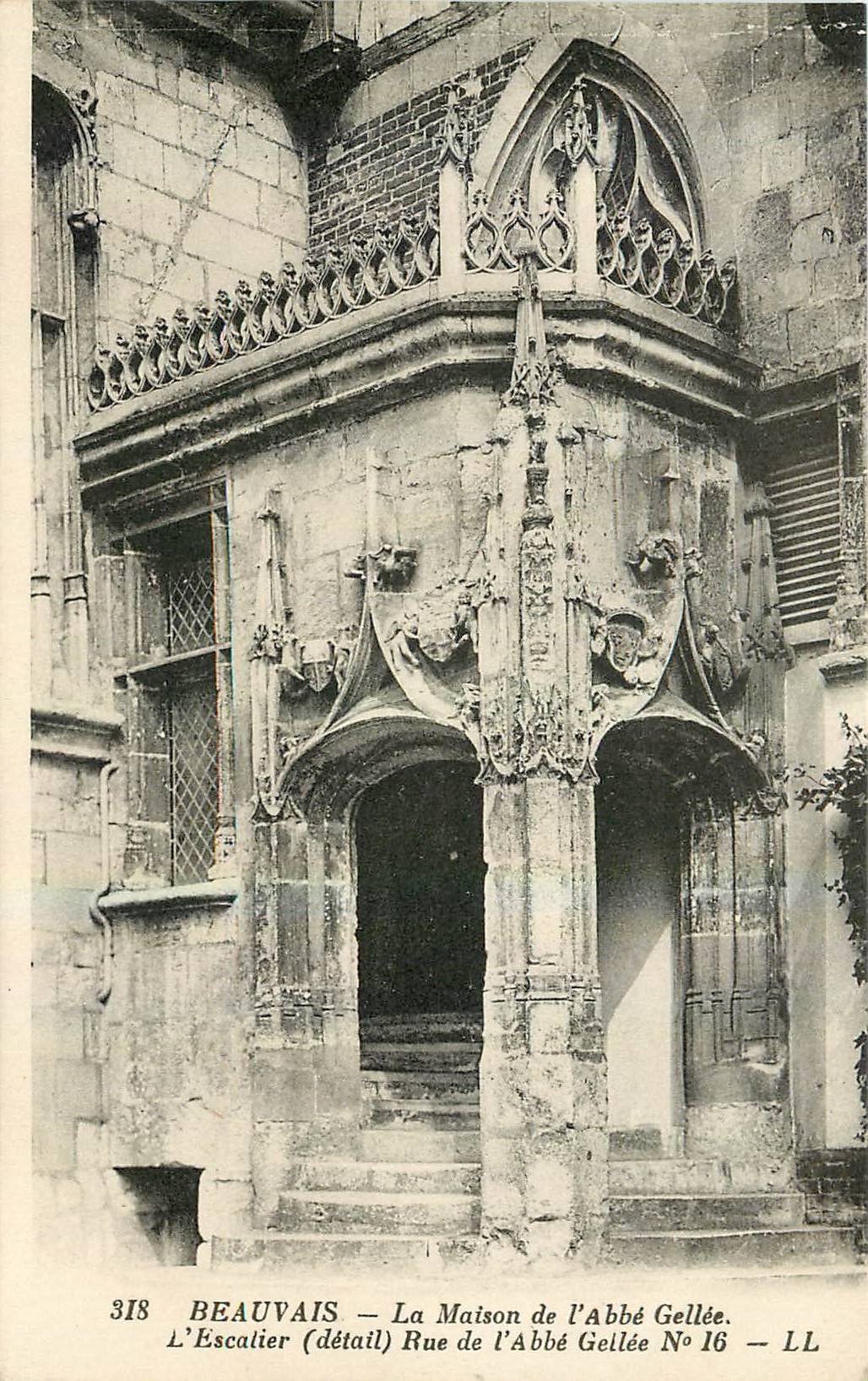 CPA Beauvais La Maison de l'Abbe Gellee l'Escalier detail