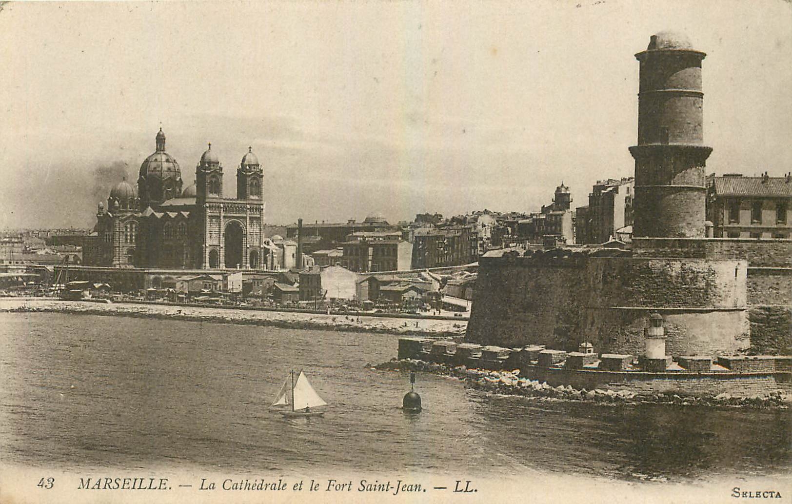 CPA Marseille La Cathedrale et le Fort Saint Jean