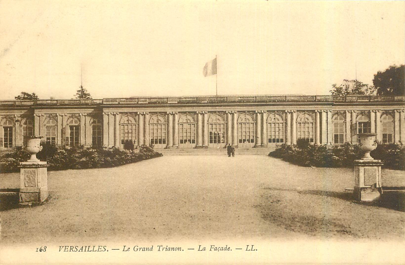CPA Versailles Le Grand Trianon La Facade