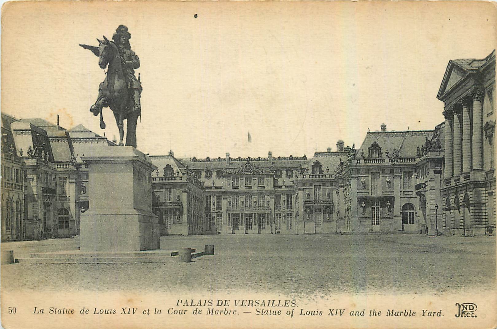 CPA Palais de Versailles La Statue de Louis XIV et la Cour de Marble 