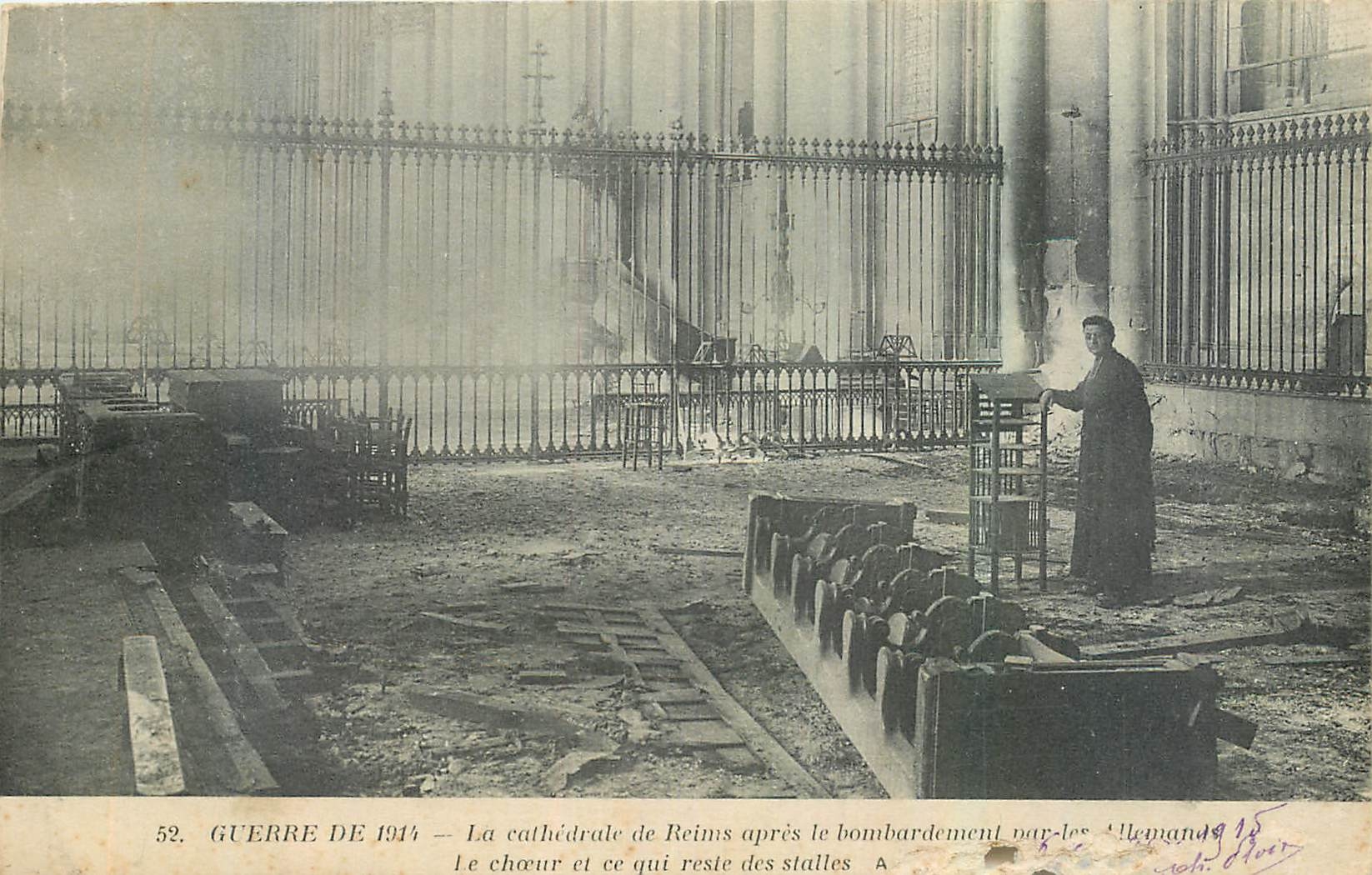 CPA Guerre de 1914 La cathedrale de Reims apres le bombardement