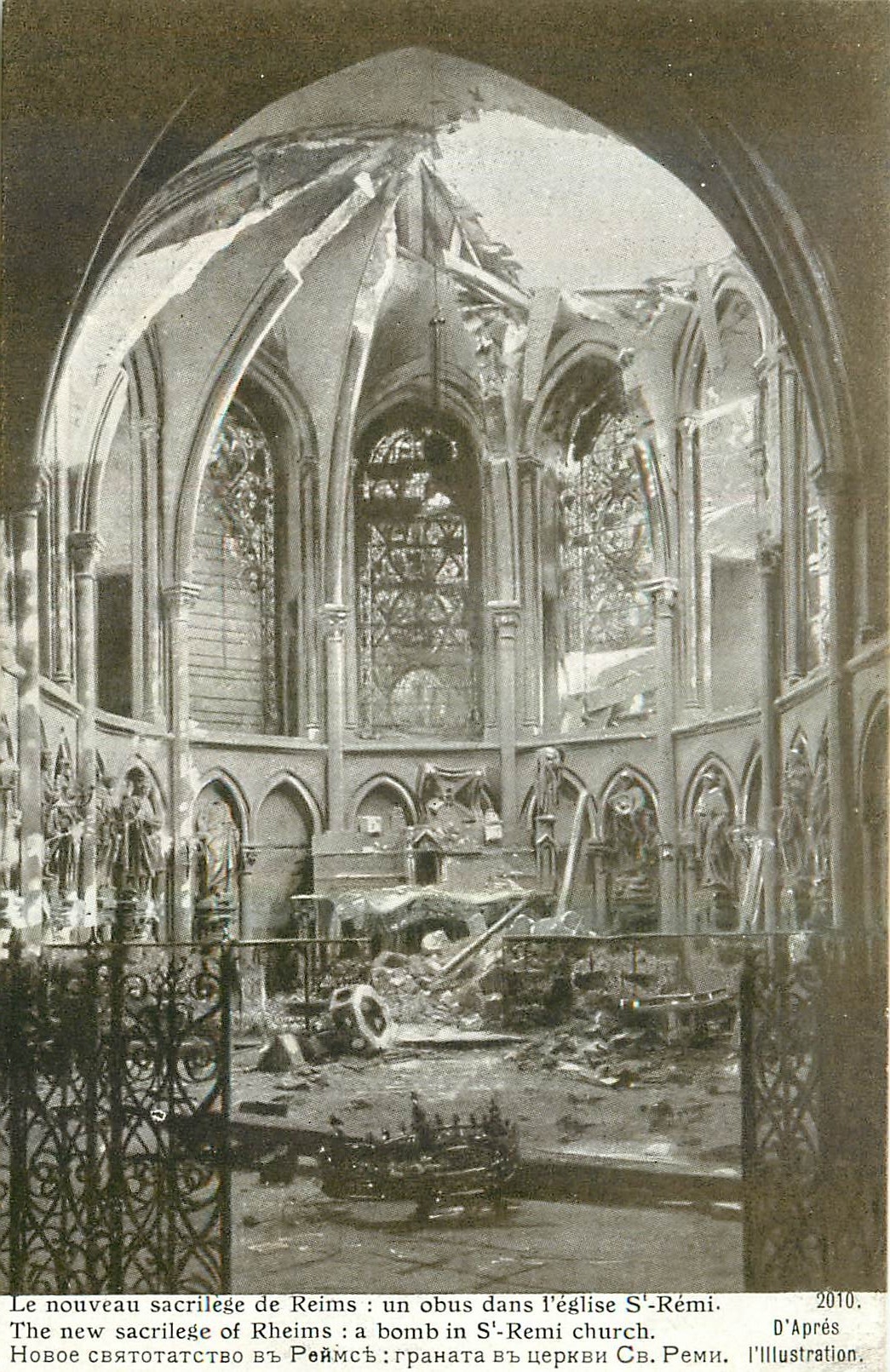 CPA Le nouveau sacrilege de Reims un obus dans l'eglise Sdt Remi