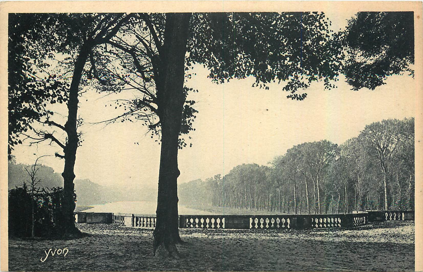 CPA Versailles Parc du Grand Trianon Terrasse de l'escalier du grand canal 