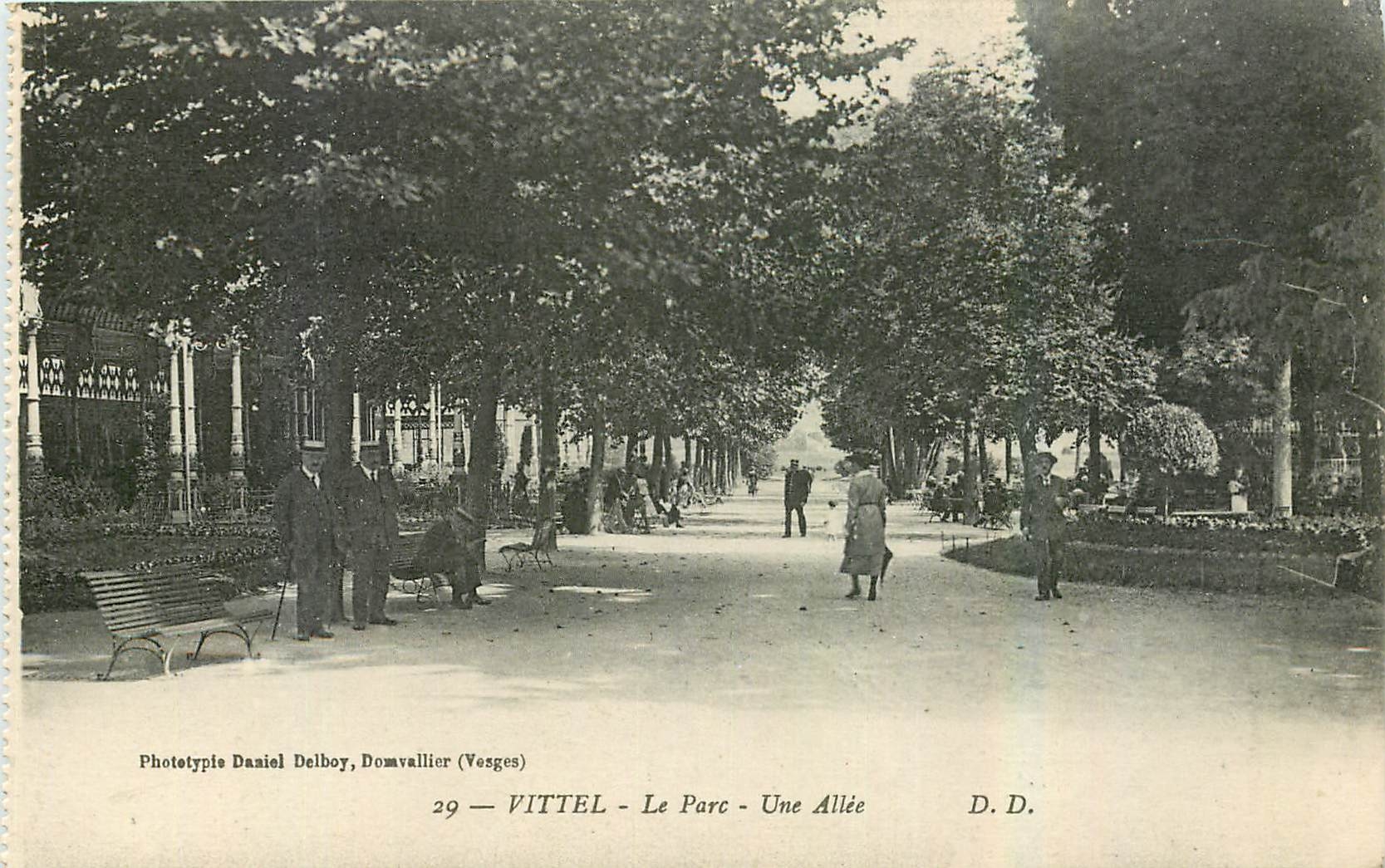 CPA Vittel Le Parc Une Allee