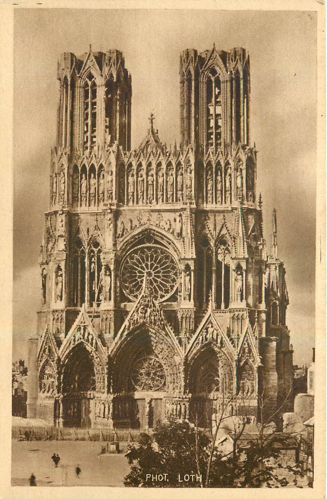 CPA Reims La Cathedrale de Reims apres la Guerre