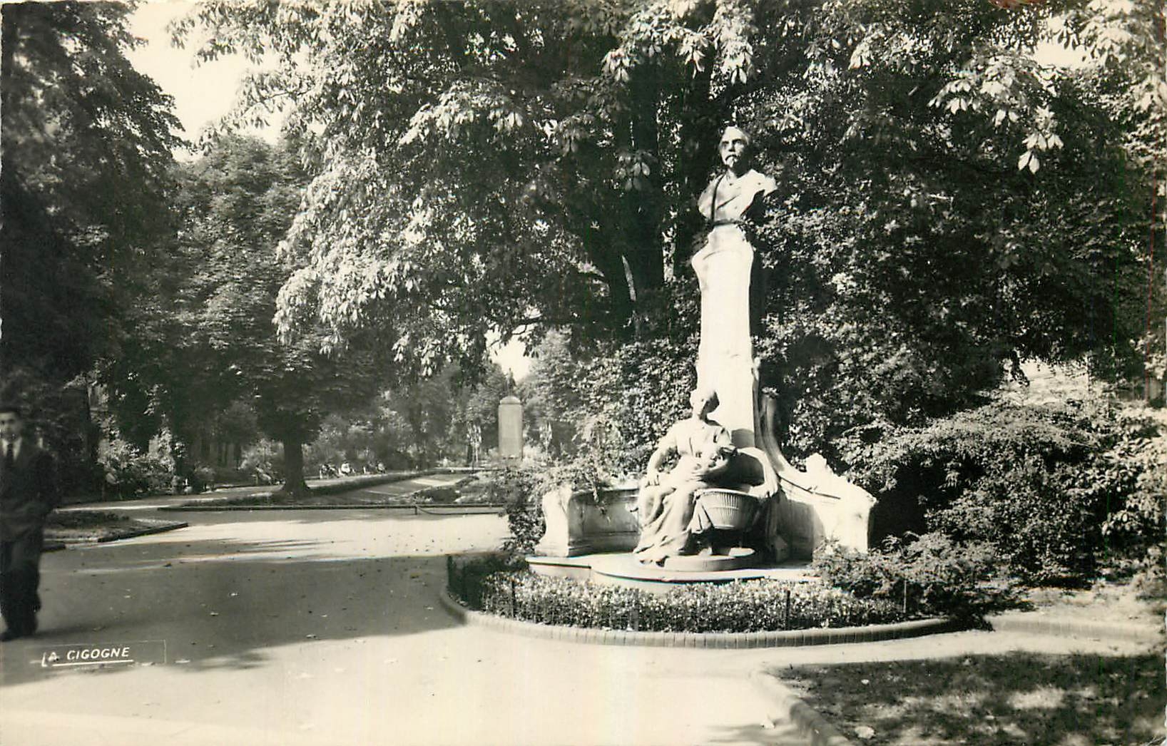 CPA Lille Nord Monument de Desrousseaux auteur du p'tit Quinquin 