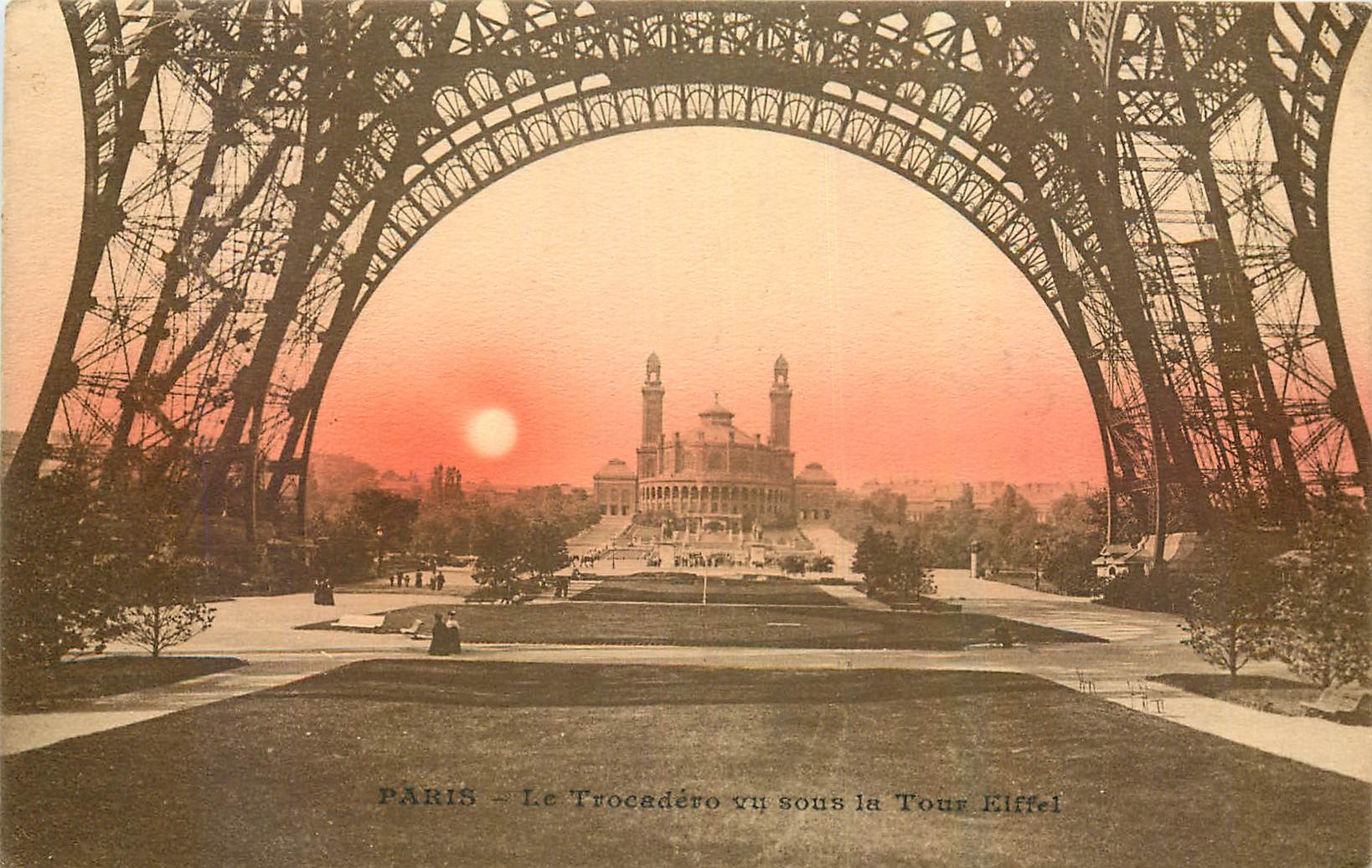 CPA Paris Le Trocadero vu sous la Tour Eiffel