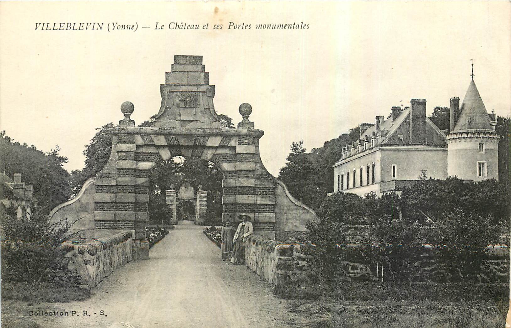 CPA Villeblevin Yonne Le Chateau et ses Portes monumntales