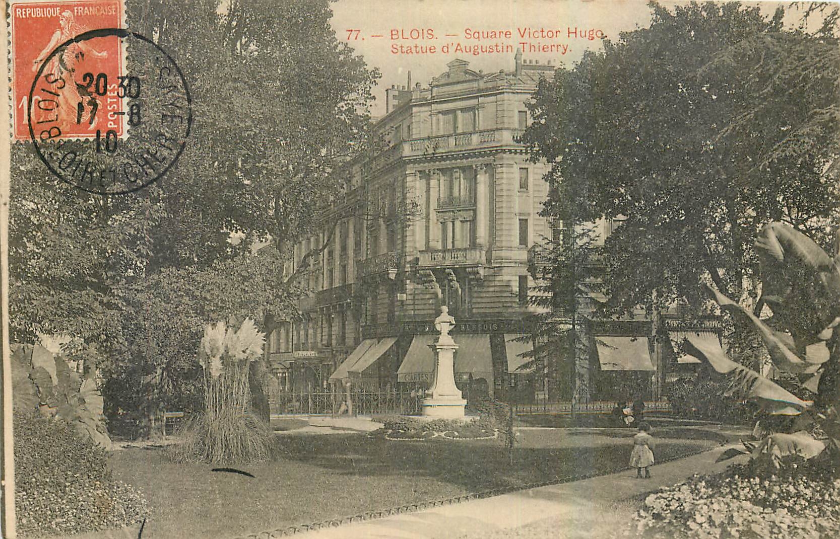 CPA Blois Square Victor Hugo Statue d'Augustin Thierry 