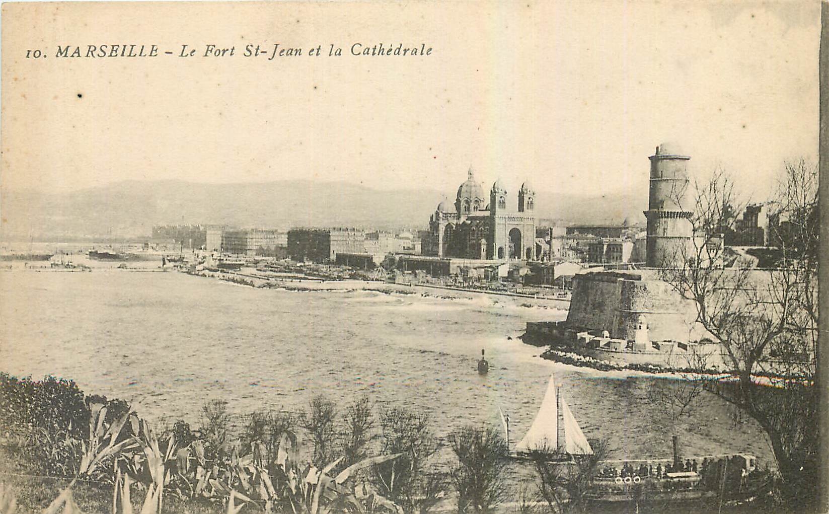 CPA Marseille Le Fort St Jean et la Cathedrale