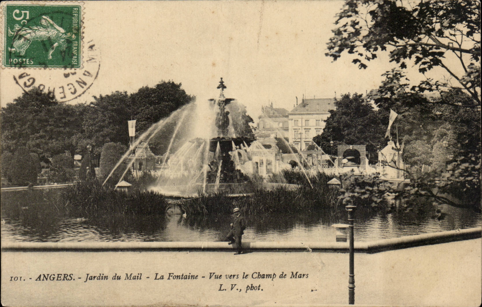 Angers CPA the garden of the Mall the fountain Seen on the field of Mars