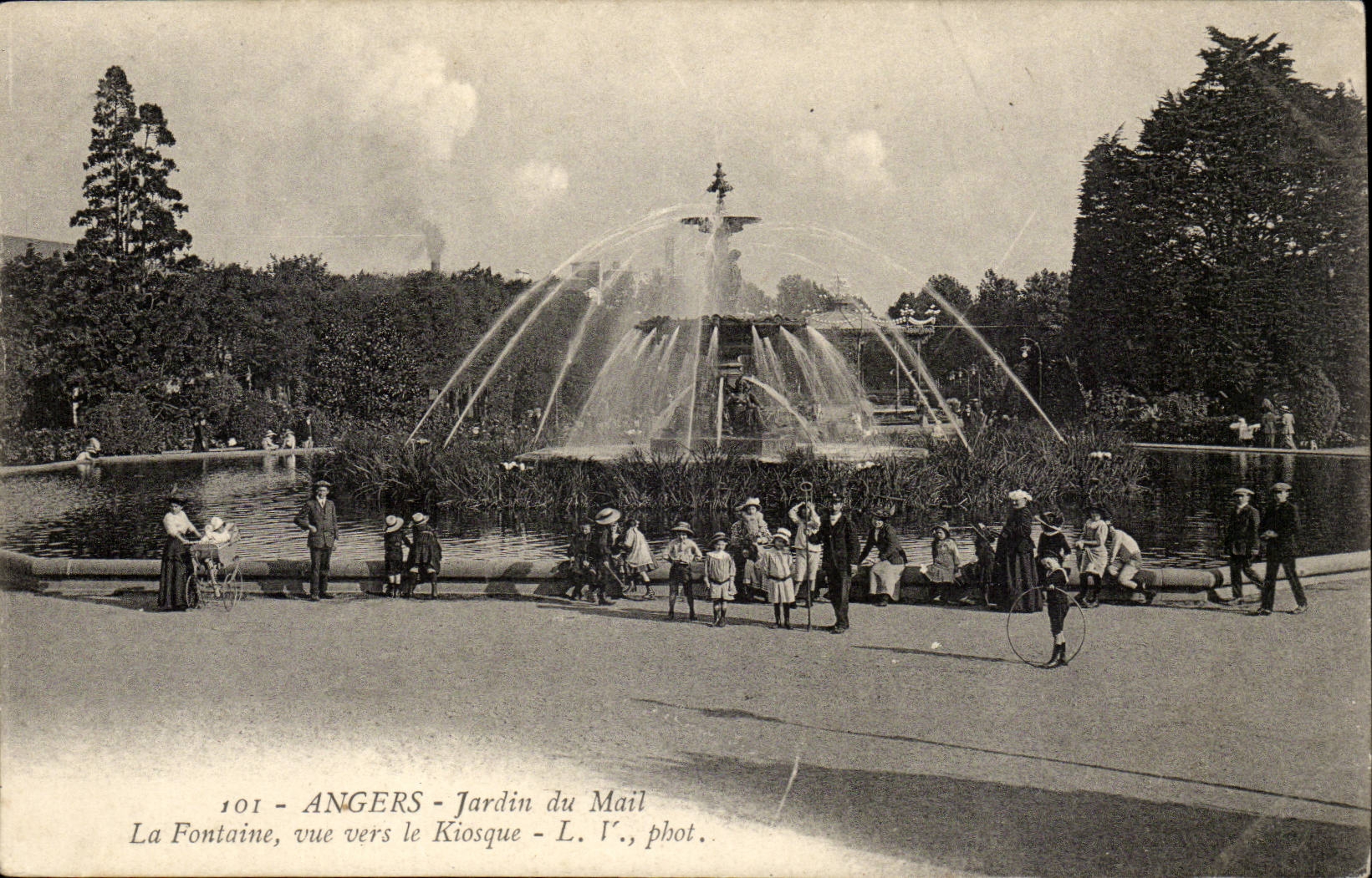 Angers CPA the garden of the Mall the fountain seen on the kiosk