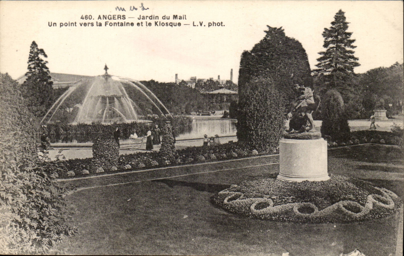 Angers CPA the garden of the Mall a point towards the fountain and the kiosk