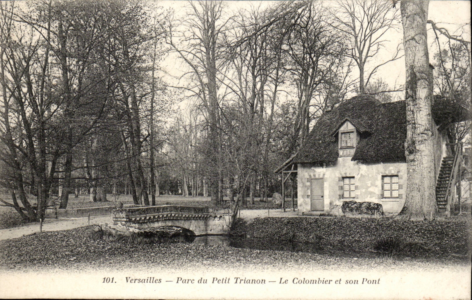 Versailles CPA Parc du petit TRianon Le colombier et son pont