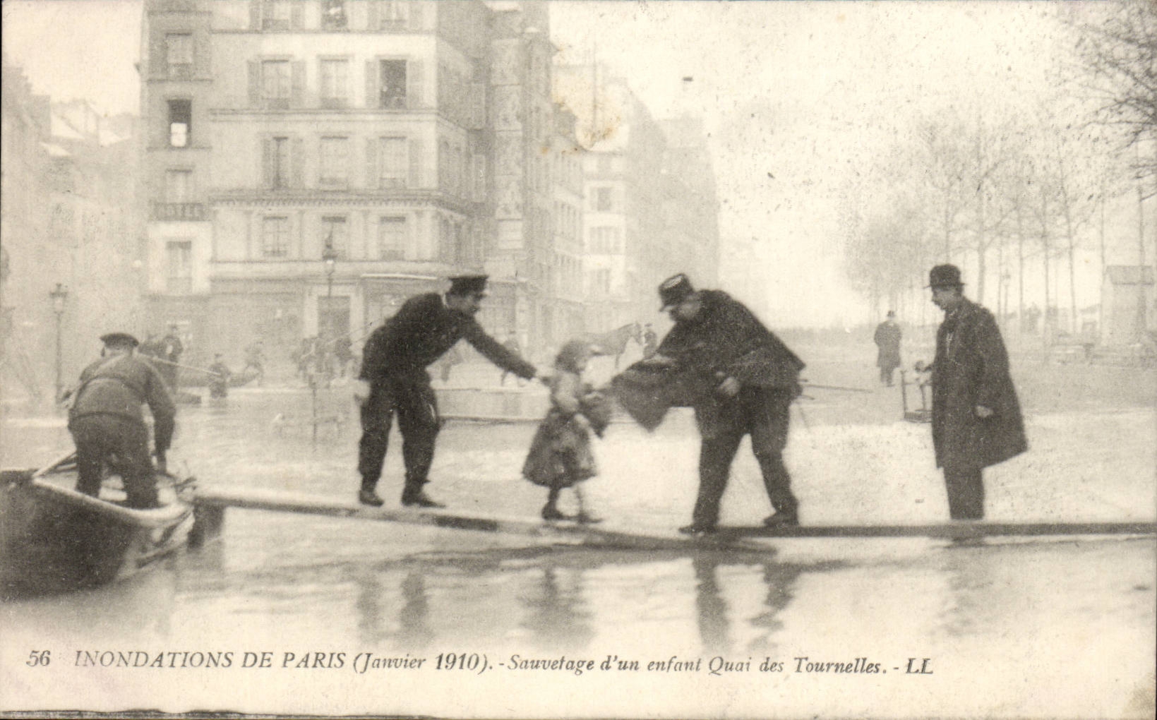 Floods of Paris CPA January 1910 Rescue of a child Quay of the Small towers