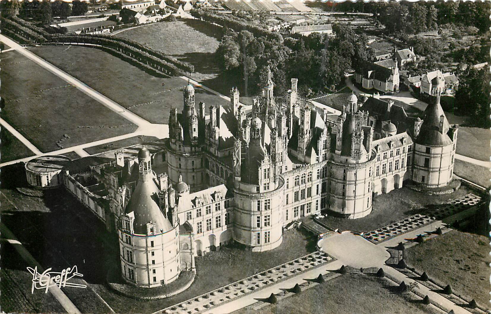 CPA En Touraine Chambord L et Cher Vue aerienne Le Chateau Facade Nord les Cheminees et les Terrasse