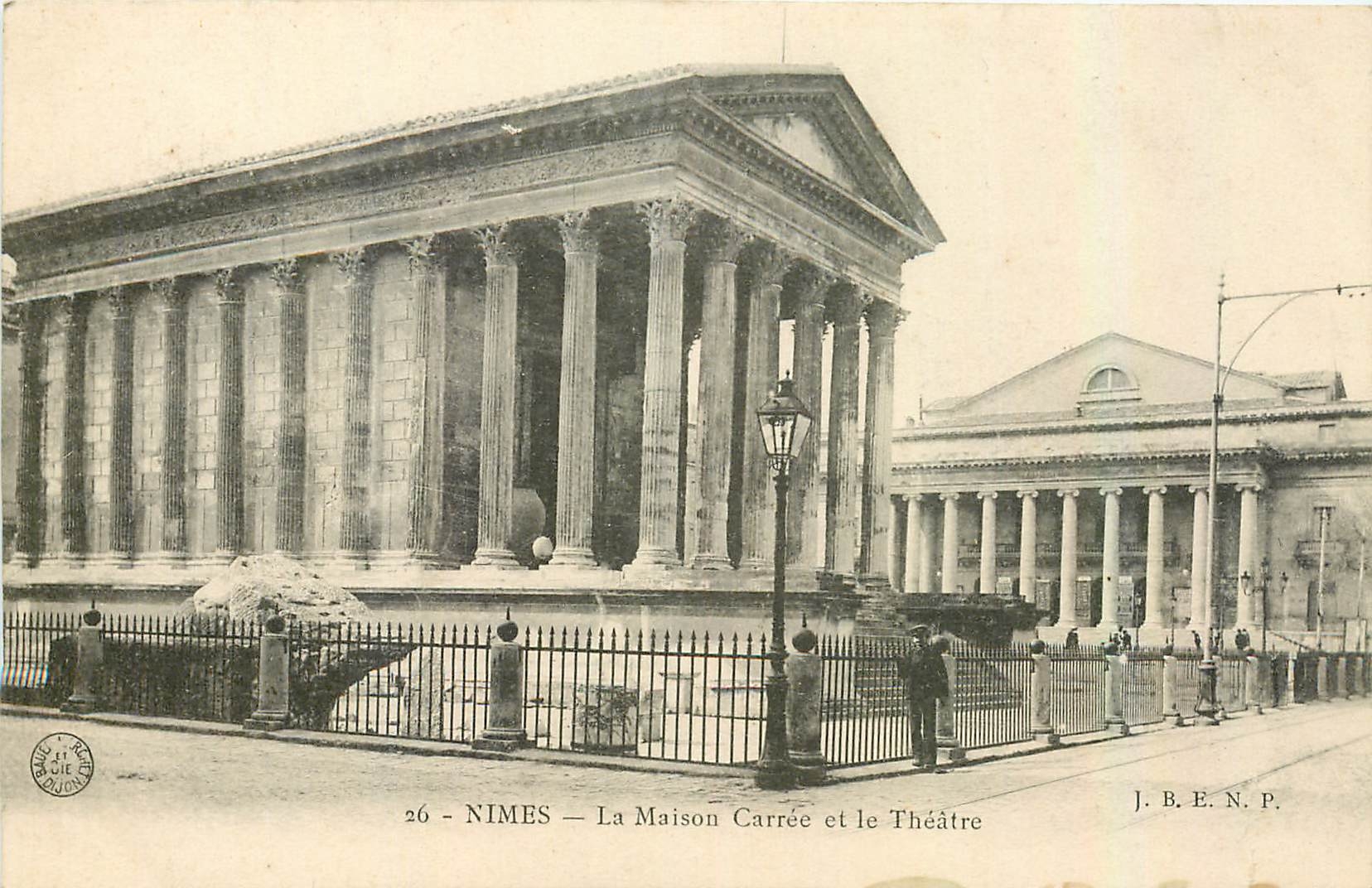 CPA Nimes La Maison Carree et le Theatre 