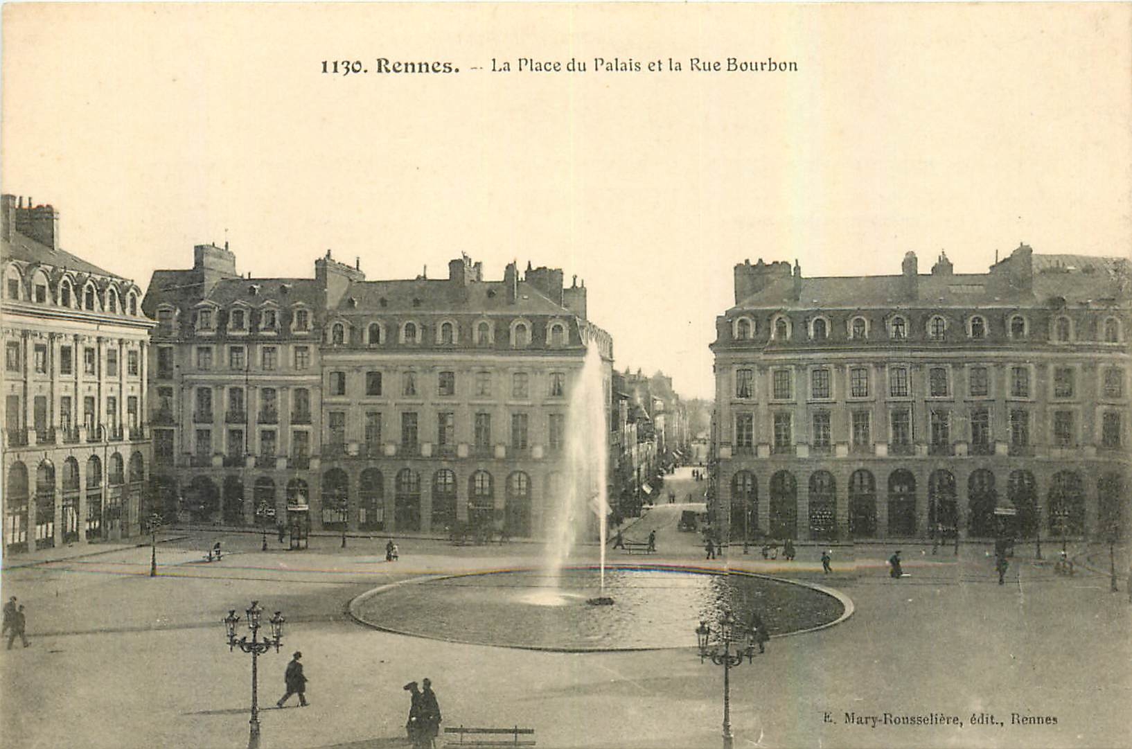 CPA Rennes La Place du Palais et la Rue Bourbon