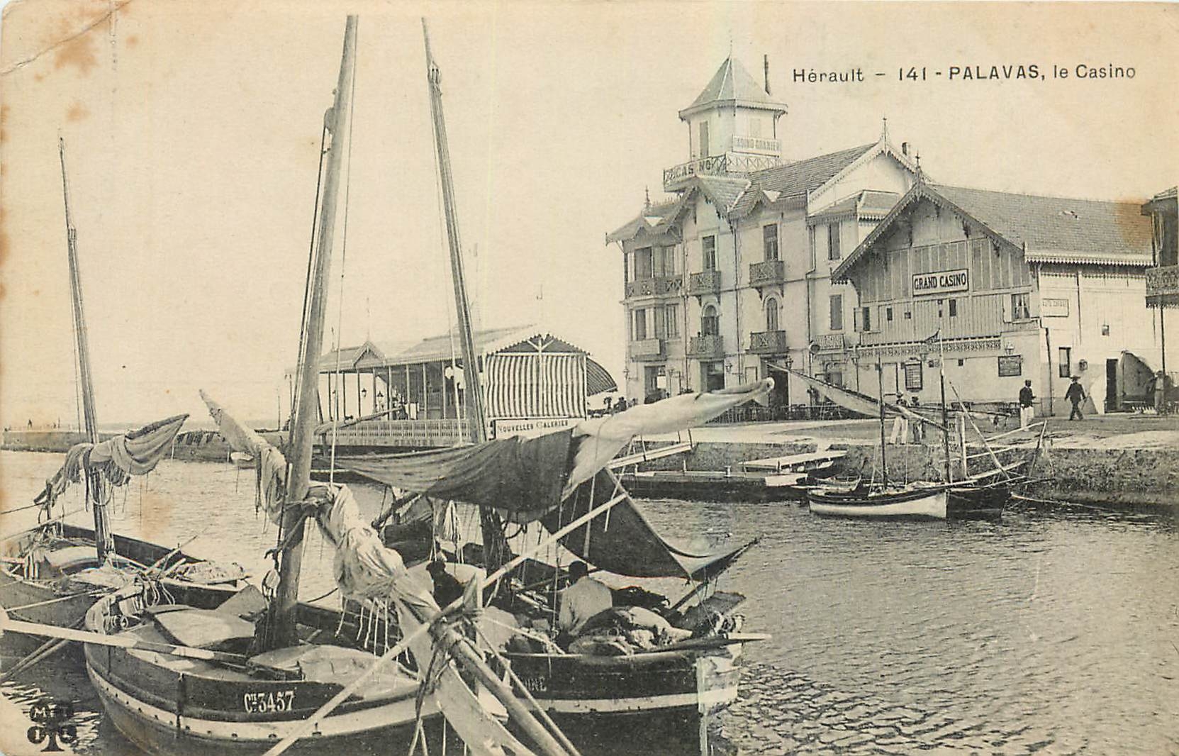 CPA Herault Palavas Le Casino Bateaux de peche