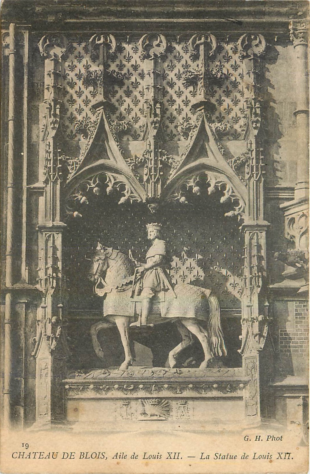CPA Chateau de Blois Aile de Louis XII La Statue de Louis XII