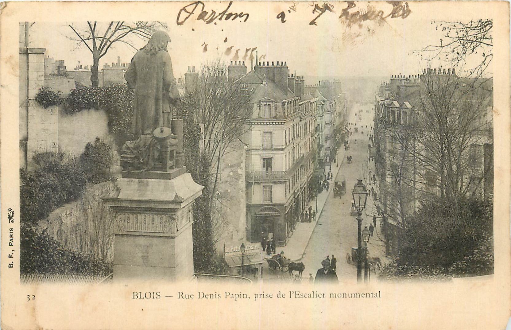 CPA Blois Rue Denis Papin prise de l'Escalier monumental