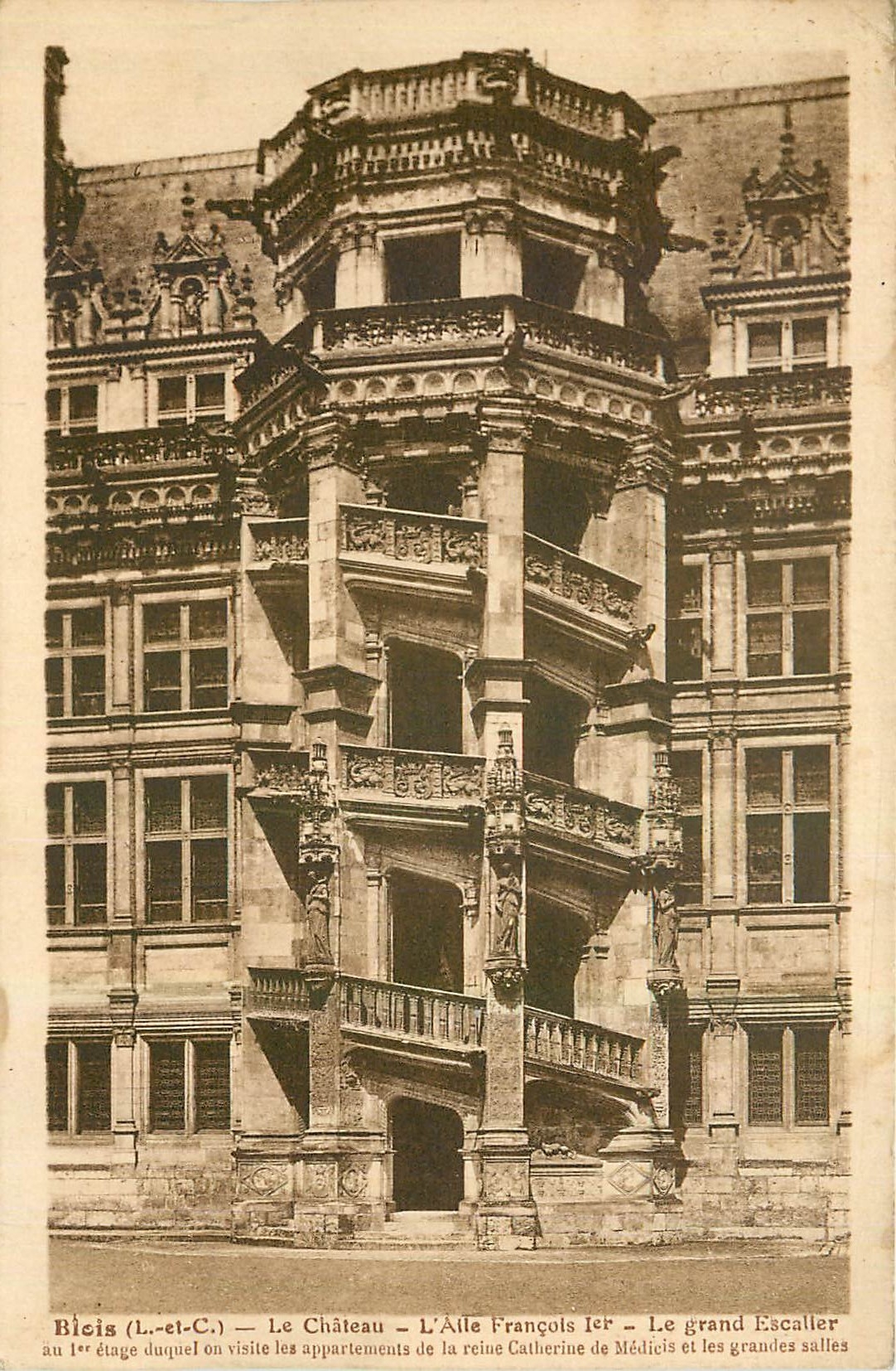 CPA Blois L et C Le Chateau l'Aile Francois I Le Grand Escaller