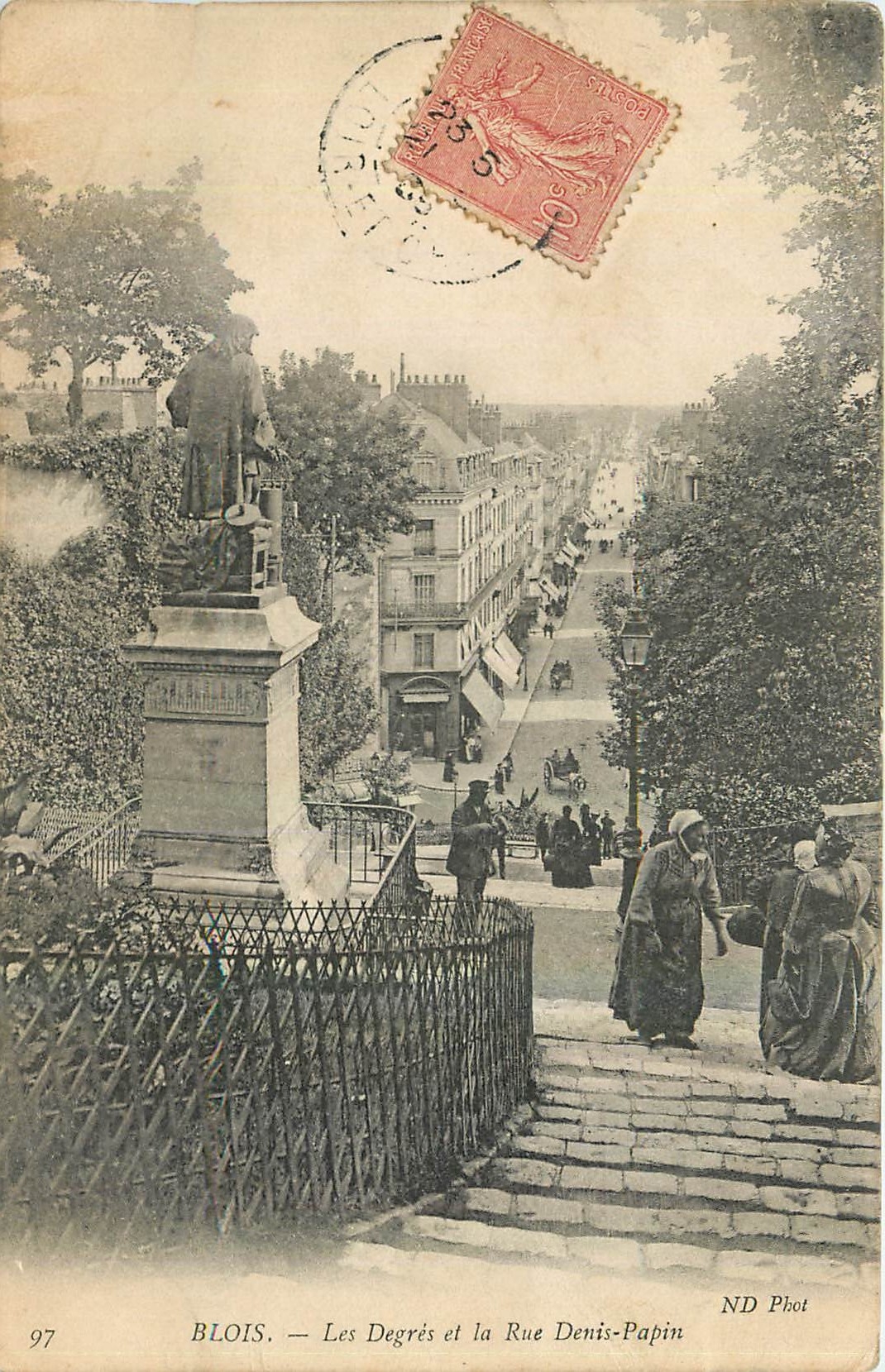 CPA Blois Les Degres et la Rue Denis Papin