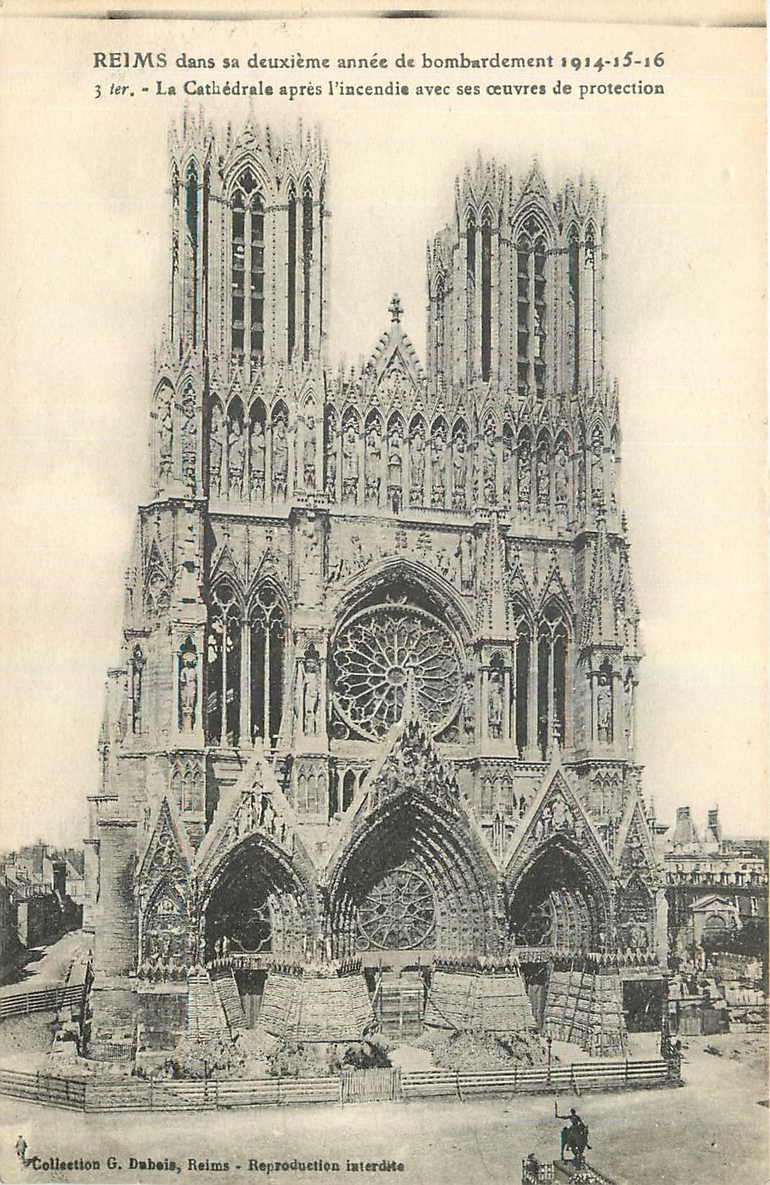CPA Reims dans sa deuxieme annee de bombardement La cathedrale apres l'incendie avec ses oeuvres de