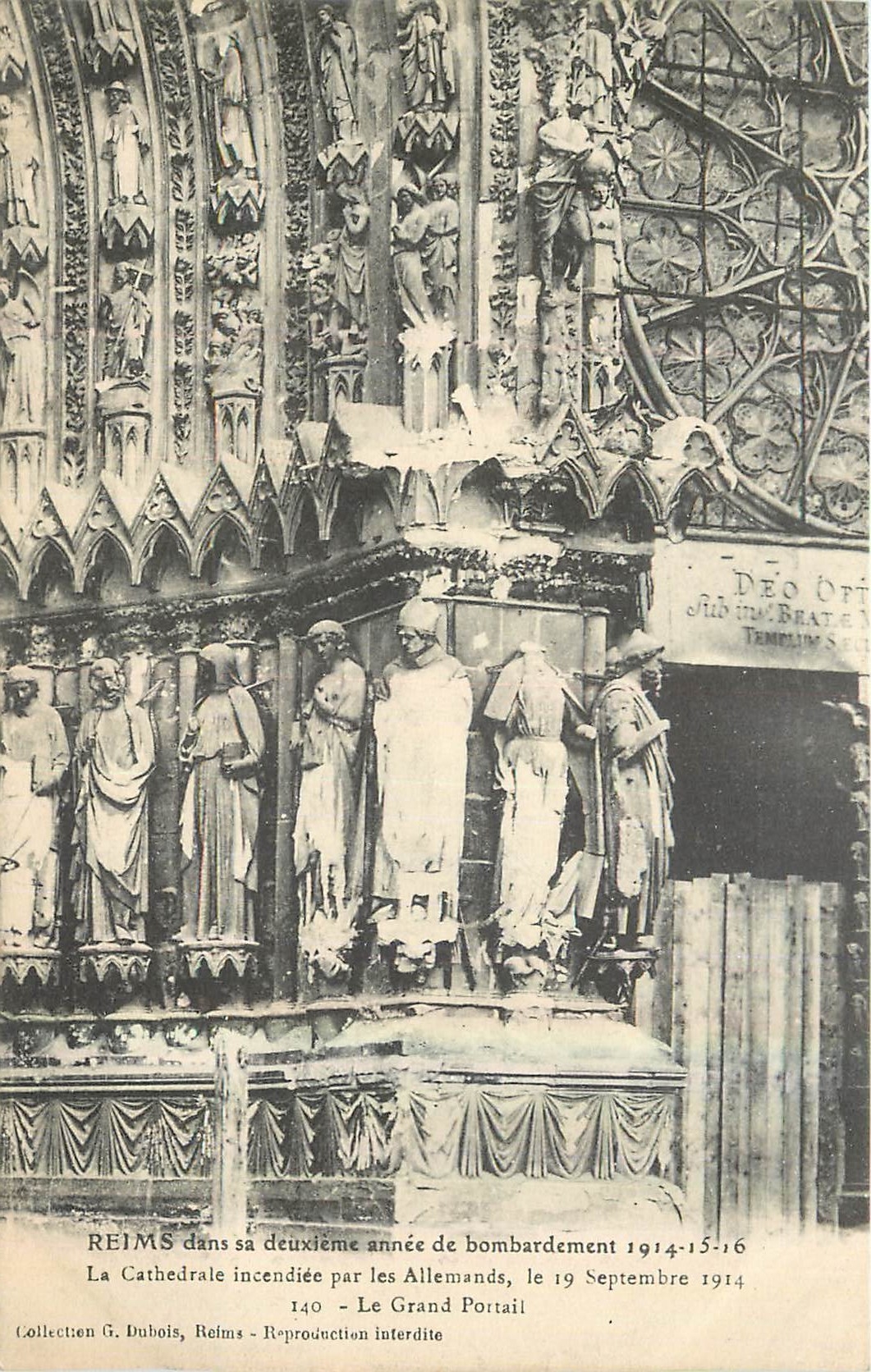 CPA Reims dans sa deuxieme annee de bombardement La cathedrale incendiee par les Allemands Le Grand 