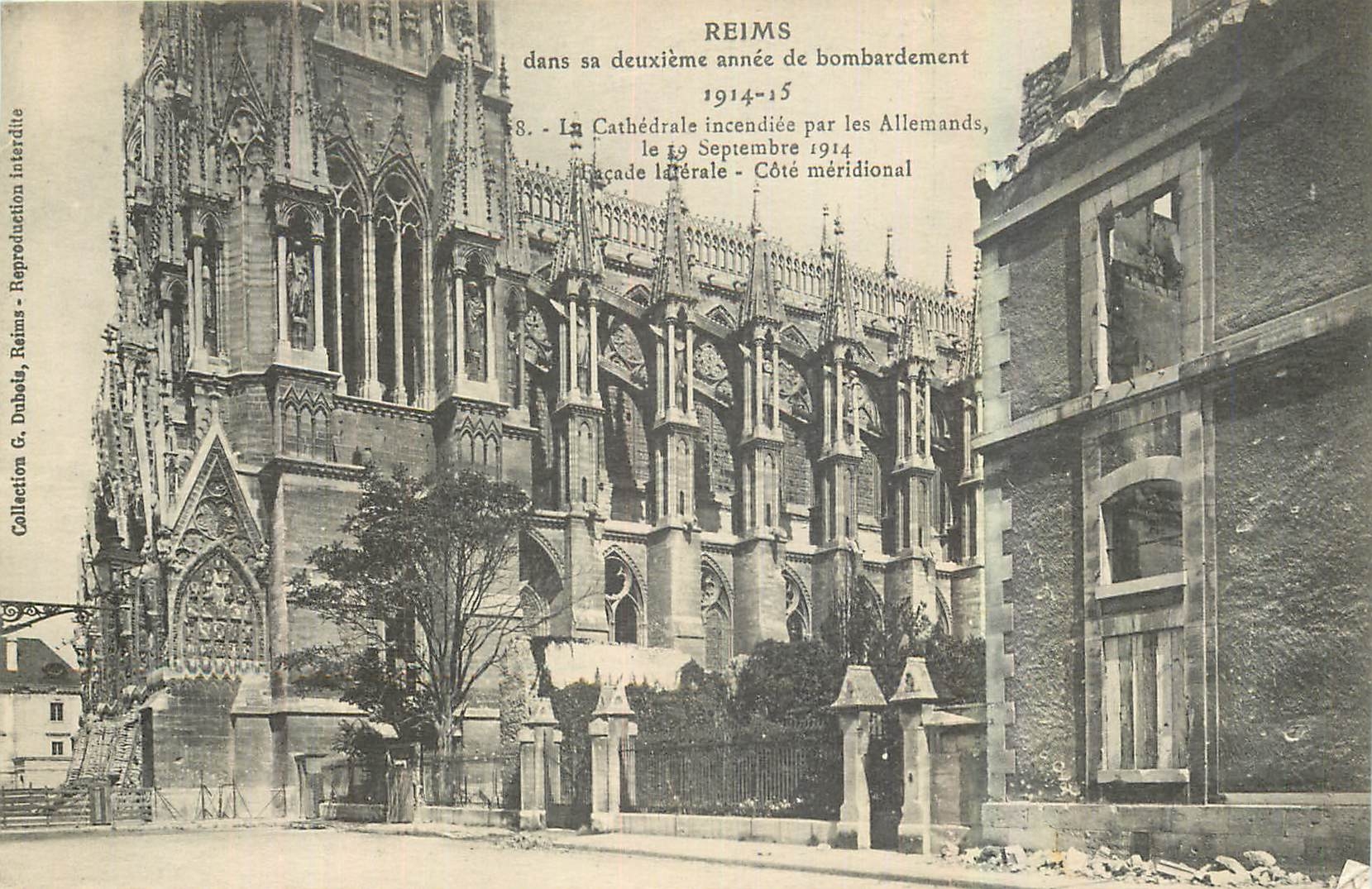 CPA Reims dans sa deuxieme annee de bombardement La cathedrale incendiee par les Allemands facade ce