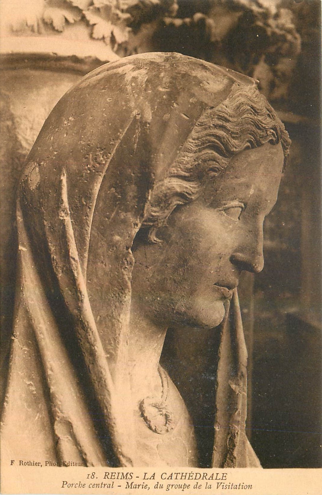 CPA Reims La Cathedrale Porche central Marie de Groupe de la Visitation