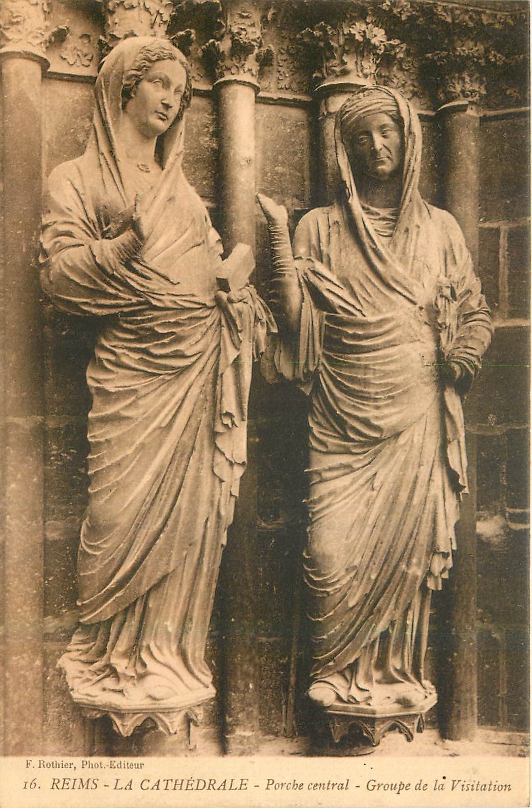 CPA Reims la Cathedrale Porche Central Groupe de la Visitation 