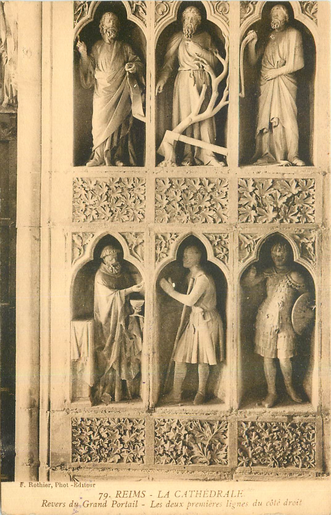 CPA Reims la Cathedrale Revers du Grand Portail les Deux premieres Lignes du Cote droit