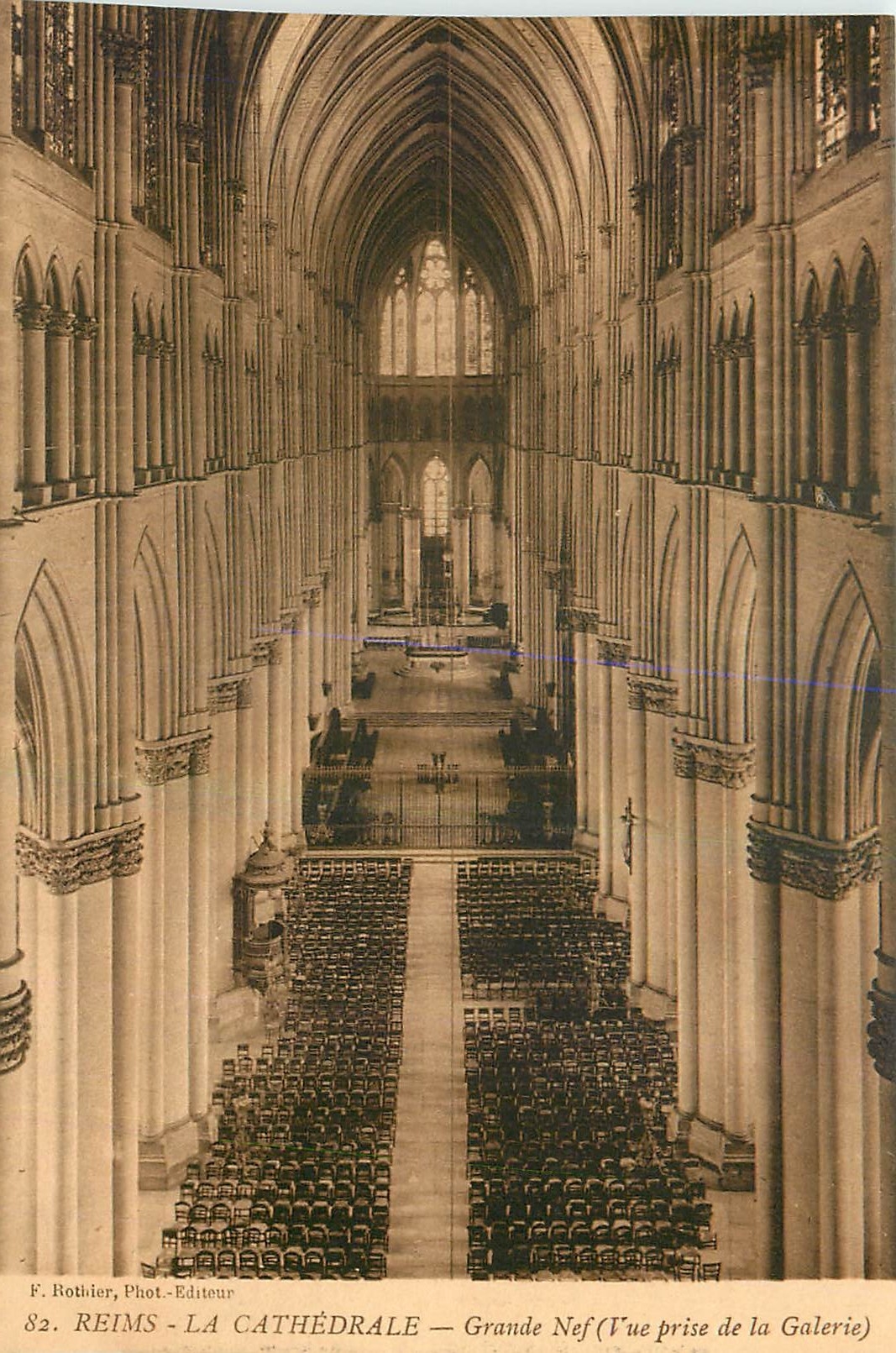 CPA Reims la Cathedrale Grande Nef vue prise de la Galerie 