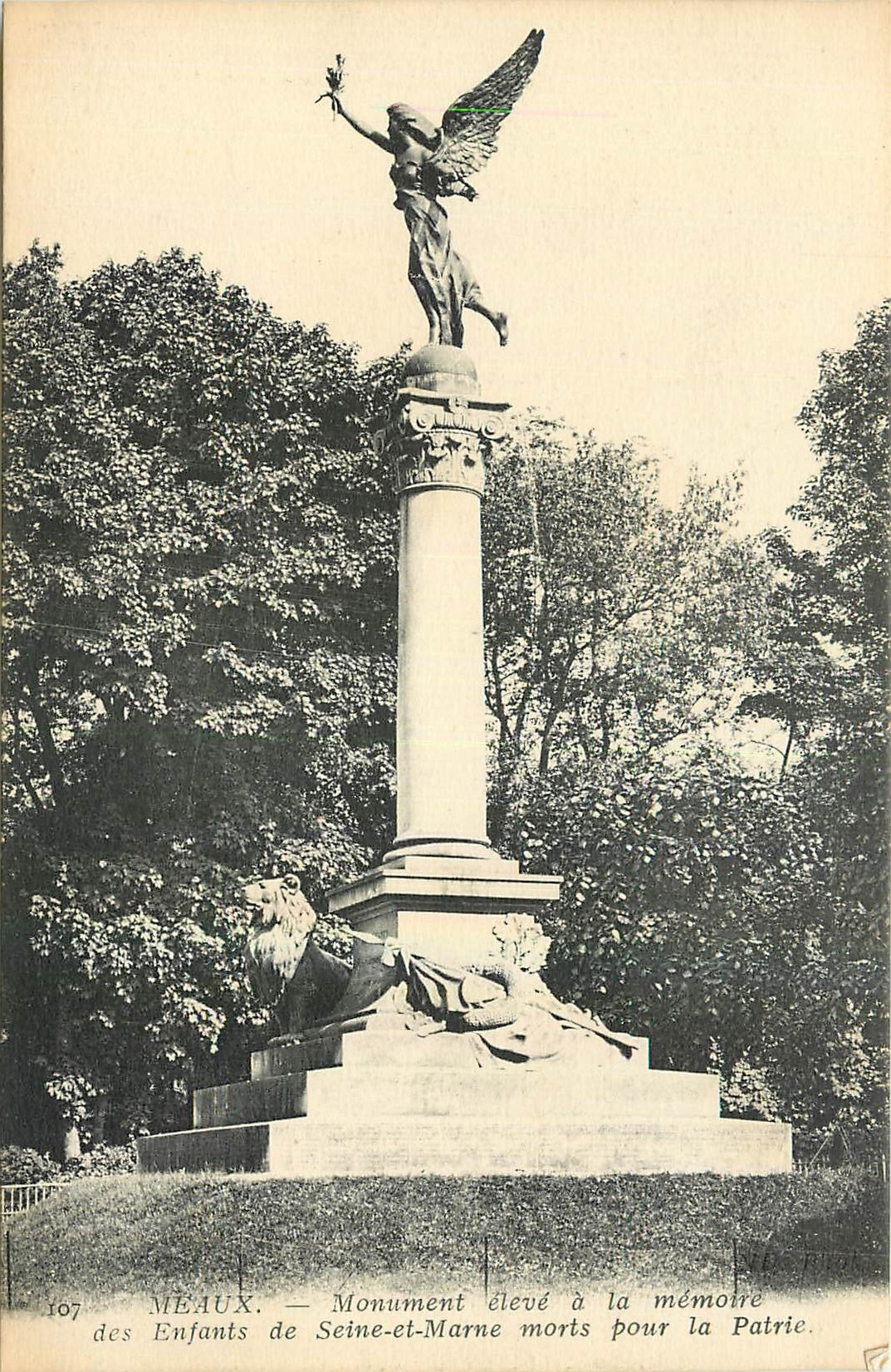 CPA Meaux Monument eleve a la Memoire des Enfants de Seine et Marne morts pour la Patrie 