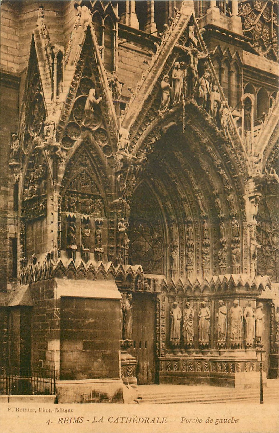 CPA Reims la Cathedrale Porche de gauche 