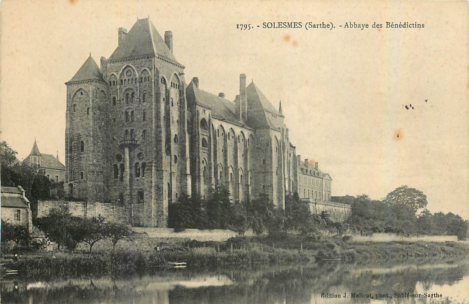 CPA Solesmes Sarthe Abbaye des Benedictins de Solesmes Sarthe Les Celebres Sculptures Jesus au milie