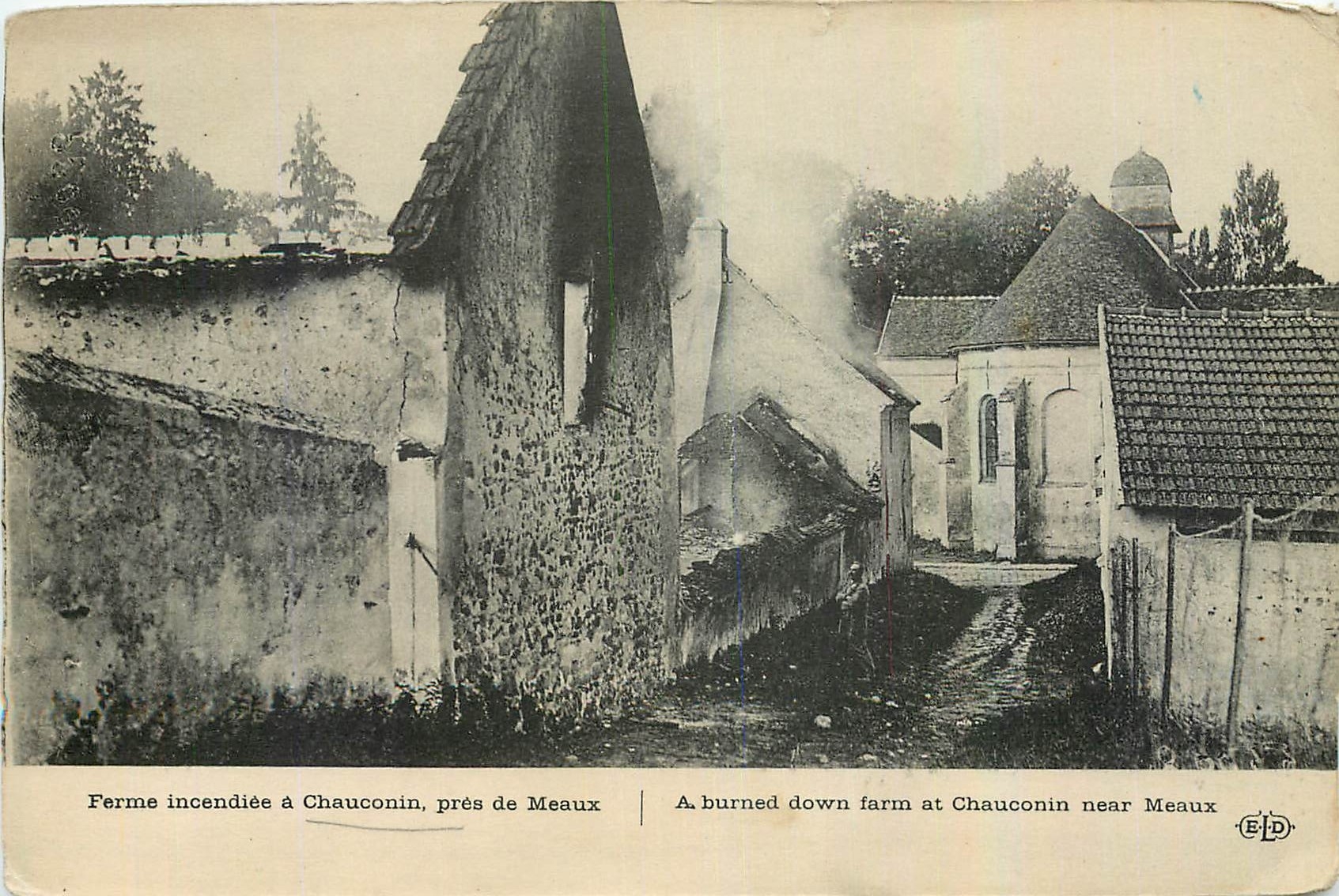 CPA Ferme ancendiee a Chauconin pres de Meaux