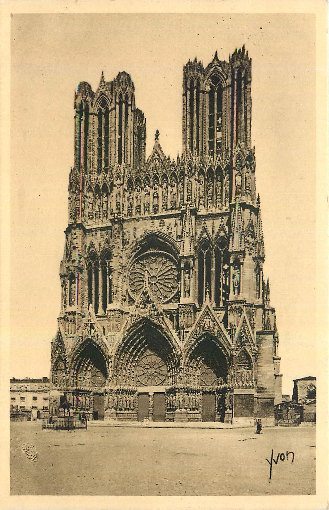 CPA Douce France Reims Marne La Cathedrale Notre Dame
