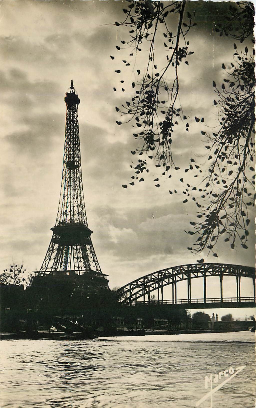 CPM Paris La Tour Eiffel au crepuscule
