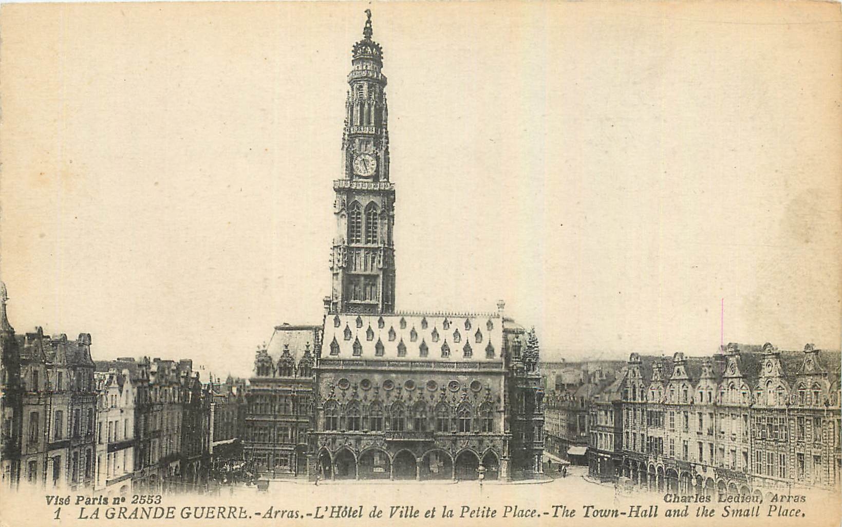 CPA La Grande Guerre Arras l'Hotel de Ville et la Petite Place 
