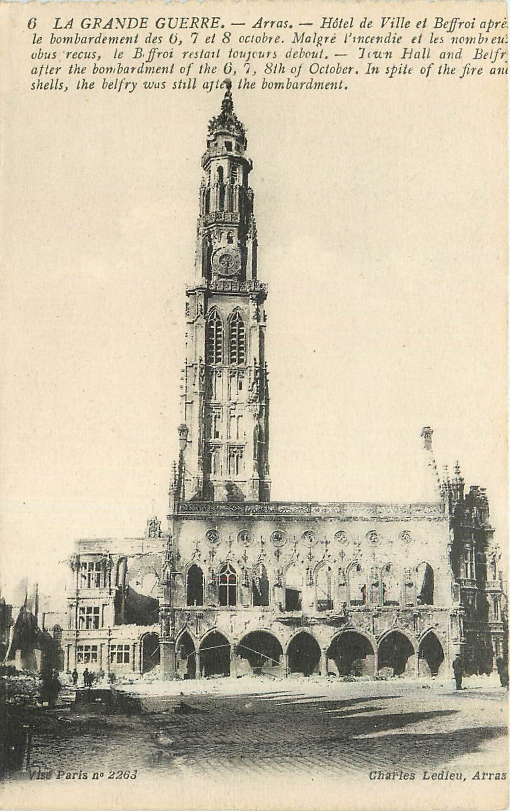 CPA La Grande Guerre Arras Hotel de Vile et Beffroi apres le bombardement 