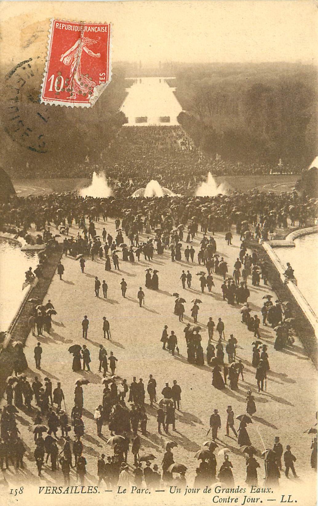 CPA Versailles Le Parc Un jour de Grandes Eaux Contre Jour 