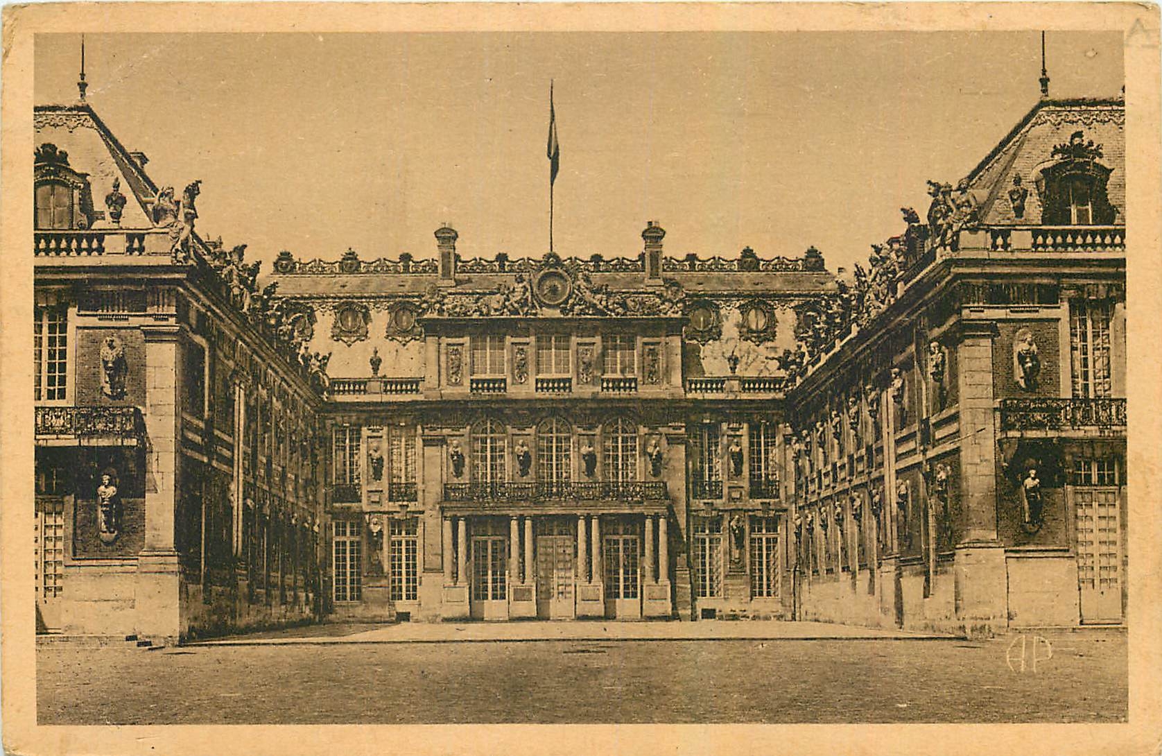 CPA Versailles Le Chateau La Cour de Marbre 