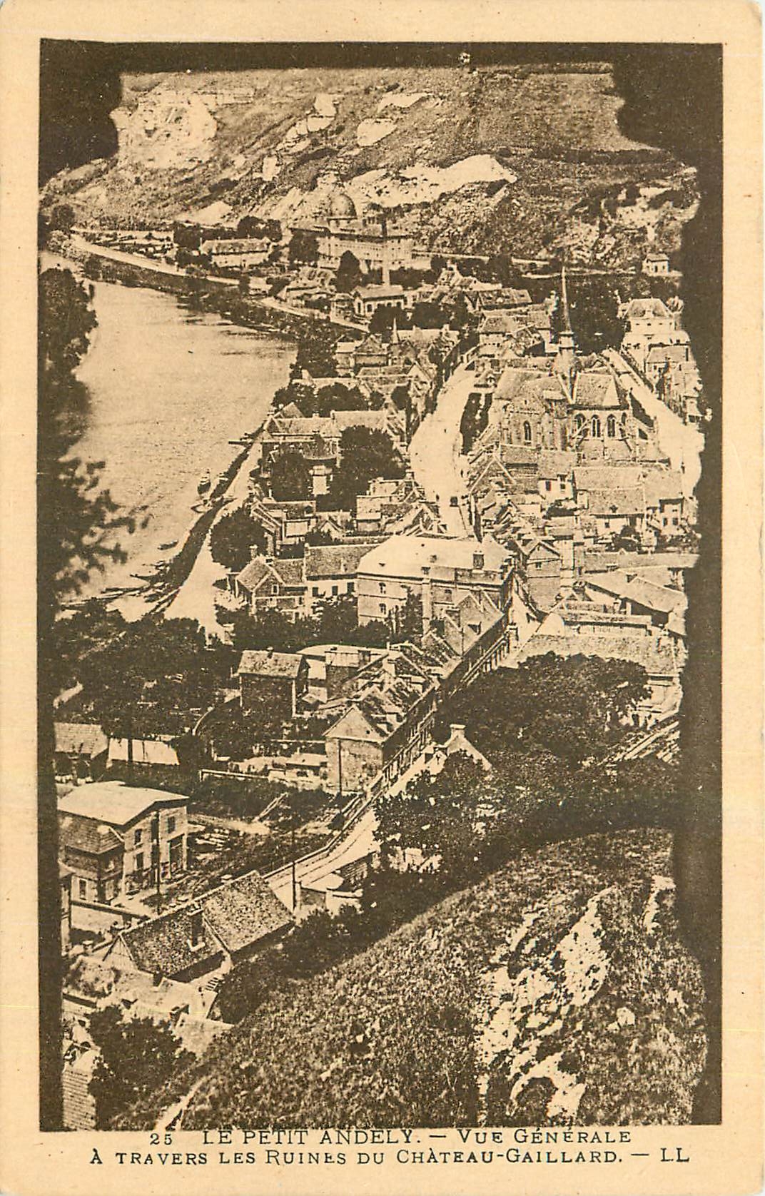 CPA Le Petit Andely Vue generale a travers les Ruines du Chateau Gaillard 