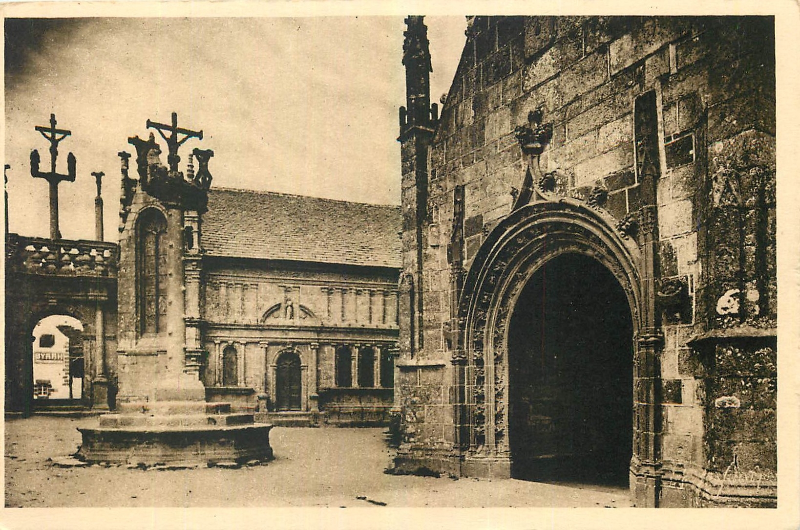CPA Bretagne Lampaul Finistere Le Calvaire le Porche et le Baptistere